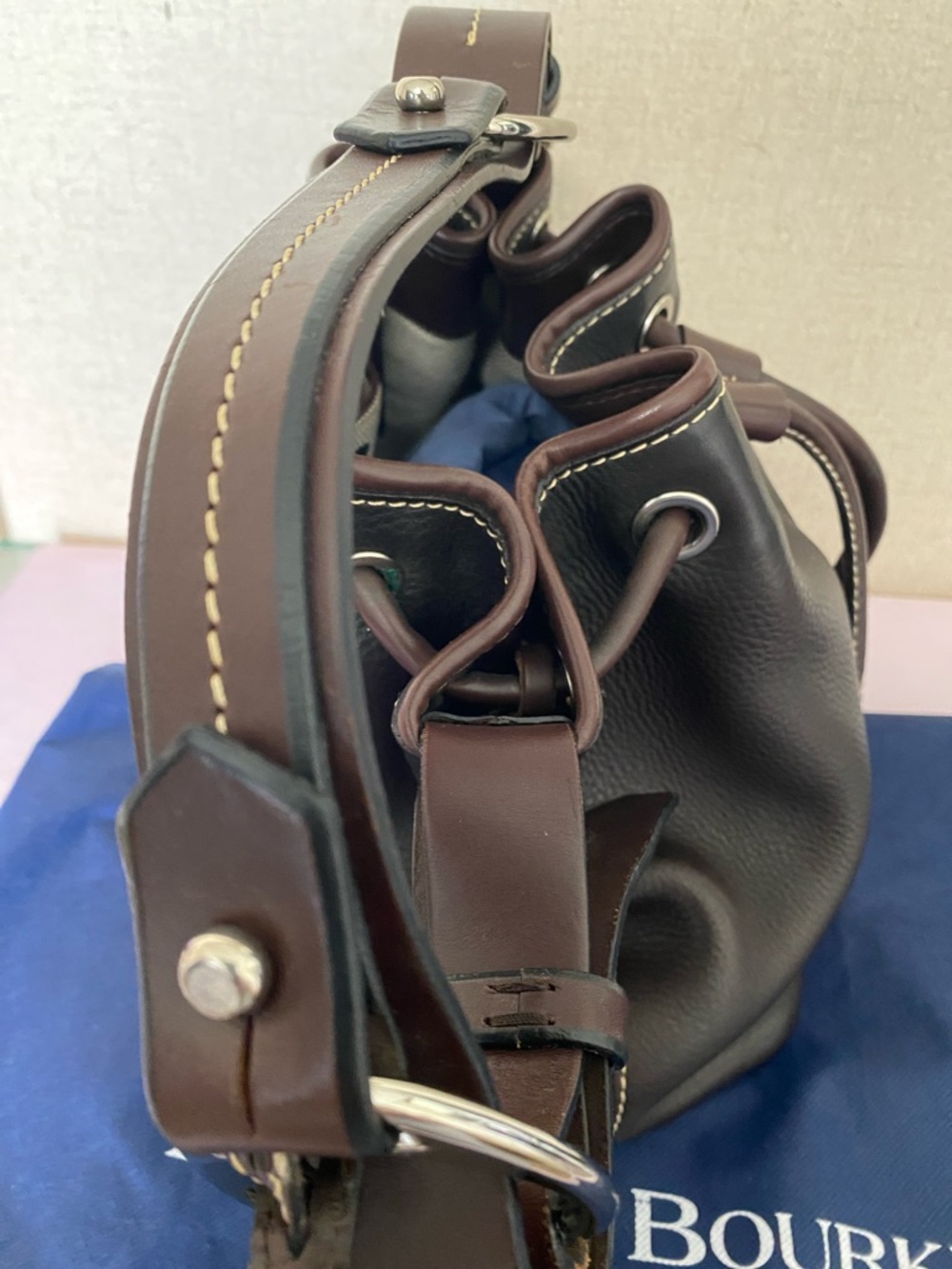 Dooney & Bourke Brown Leather Drawstring Shoulder Bag 🤎🩶 - Picture 8 of 13